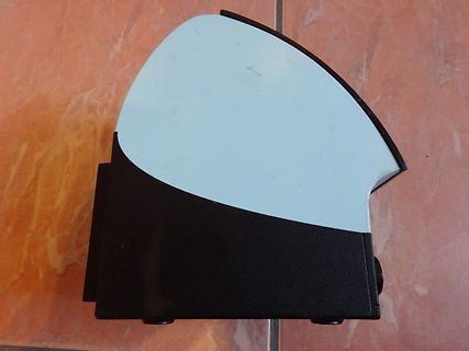 Nahaufnahme eines weißen und schwarzen Kunststoffgehäuses