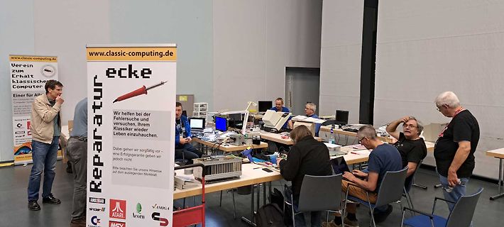 Menschen an einem Reparatur-Arbeitstisch