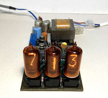 Elektronikaufbau mit Nixie-Röhren und Transformator