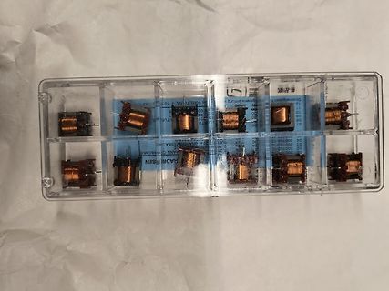Bauteile in einer Kunststoffbox