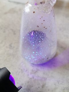 Glasgefäß mit Blasen unter UV-Licht