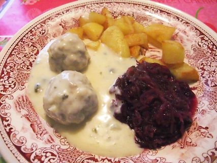 Teller mit Fleischklößchen, Kartoffeln und Rote Bete