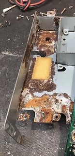 Rostiges Metallgehäuse in einer Werkstatt