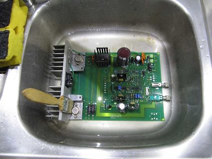 Leiterplatte in einer Spüle mit Reinigungsbürste