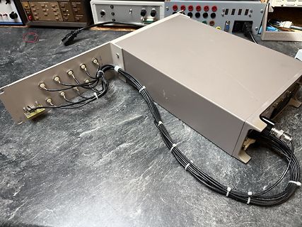 Elektronikgerät mit mehreren Kabelverbindungen auf Werkstatttisch