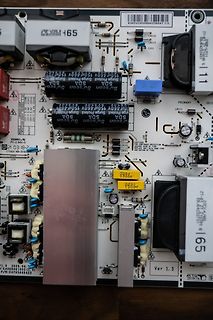 Elektronische Leiterplatte mit Kondensatoren und Transformatoren