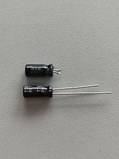 Zwei Elektrolytkondensatoren