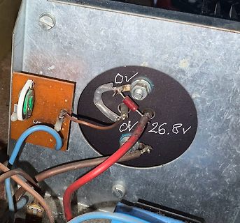 Verdrahtung und Messwerte auf Metallplatte