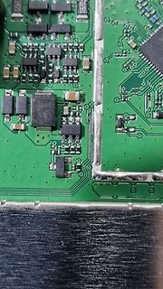 Nahaufnahme einer Leiterplatte mit SMD-Bauteilen