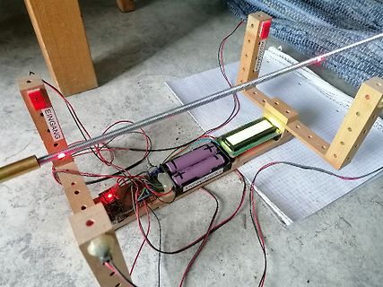 Elektronischer Aufbau mit Holzrahmen und LCD-Display