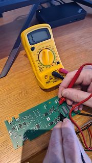 Multimeter misst Spannung an einer Leiterplatte