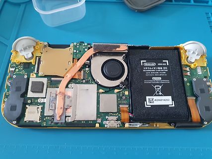 Innenansicht einer geöffneten Nintendo Switch Konsole