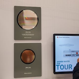 Ausstellungsstücke von Silizium-Wafern der Firma Texas Instruments