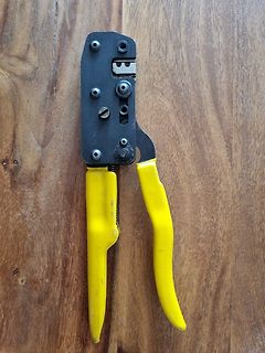 Abisolierzange mit gelben Griffen