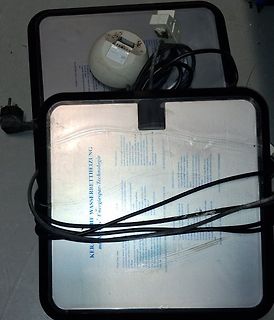 Elektronikgerät mit Bedienfeld und Kabeln