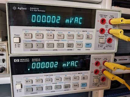 Zwei Agilent/HP Multimeter mit Messwert 0.00002 mV AC