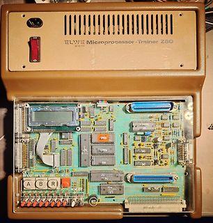 ELWE Microprocessor-Trainer Z80 mit geöffnetem Gehäuse