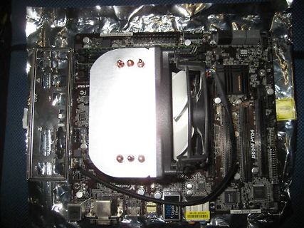 Computer-Mainboard mit CPU-Kühler