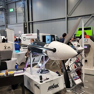 Ausstellungsstück eines Propellerantriebs auf einer Messe