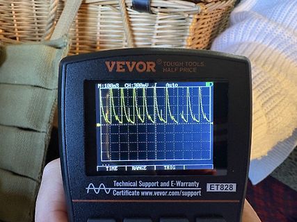 Abfotografiertes Handheld-Oszilloskop mit Wellenform