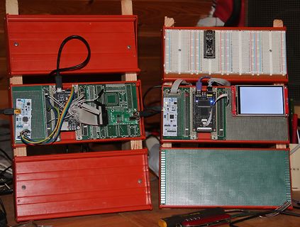 Elektronik-Aufbau mit Leiterplatten, Breadboards und Display