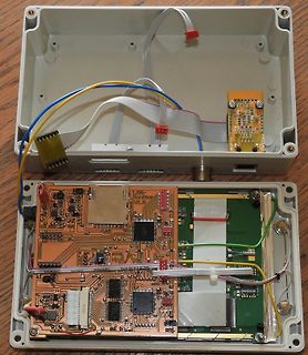 Geöffnetes Elektronikgehäuse mit Leiterplatten und Flachbandkabeln