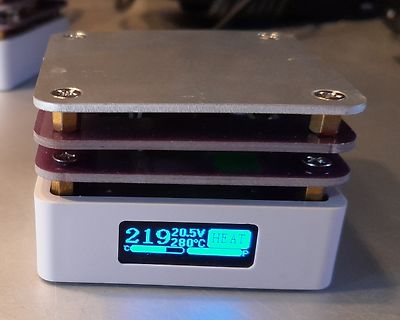 Selbstgebautes Gerät mit Display und Platinen-Stack