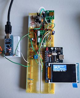 Mikrocontroller-Aufbau auf Breadboard mit Display