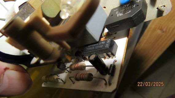 Nahaufnahme einer Leiterplatte mit elektronischen Bauteilen