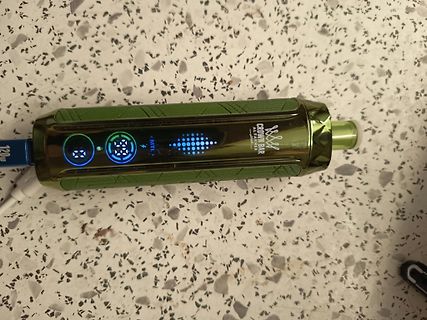 Grüner E-Zigarette mit LED-Anzeige