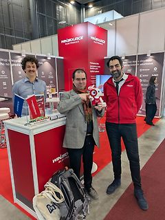Mitarbeiter am Winsource Electronics Stand