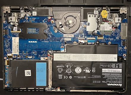 Innenansicht eines geöffneten Laptops mit Platine und Akku
