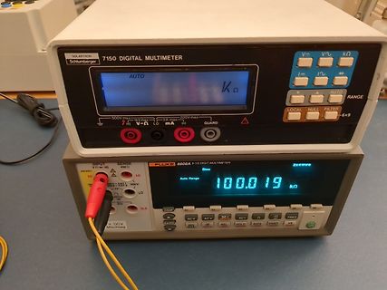 Zwei digitale Multimeter übereinander gestapelt