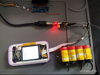 Elektronik-Aufbau mit Display, Batterien und Platine
