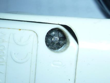 Nahaufnahme einer Schraube an einem weißen Gehäuse