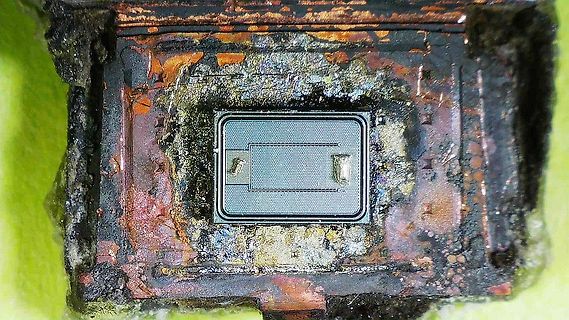 Beschädigter Mikrochip auf korrodierter Leiterplatte