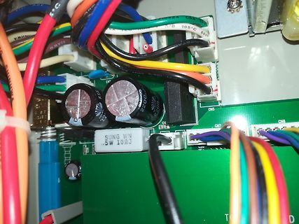 Nahaufnahme einer Leiterplatte mit Elektrolytkondensatoren und Kabeln