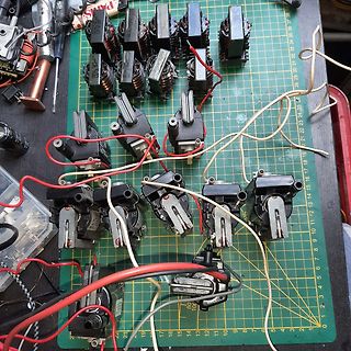 Mehrere Schaltregler-Module auf Schneidematte