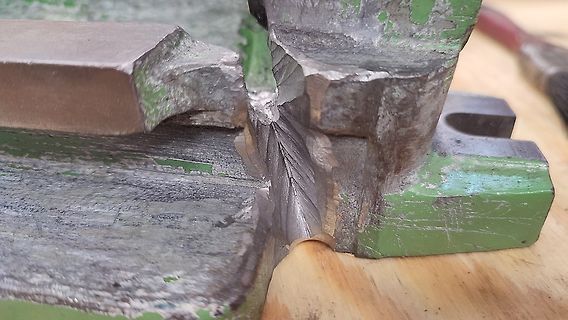 Nahaufnahme eines beschädigten Metallwerkzeugs oder Schraubstocks