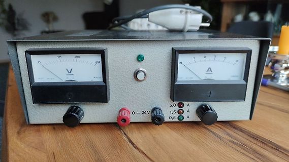 Labornetzteil mit Analoganzeigen