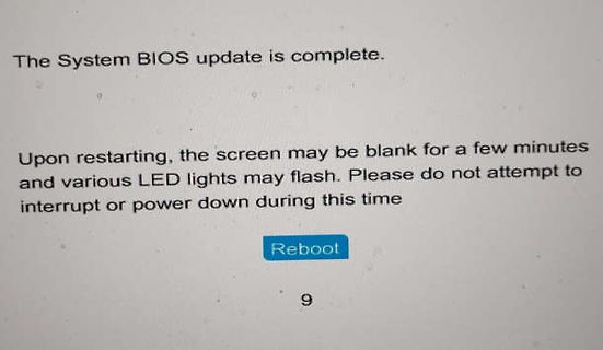 Abfotografierter Bildschirm mit BIOS-Update-Meldung