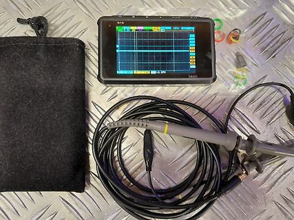 Handheld-Oszilloskop mit Tastkopf auf Riffelblech