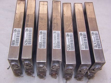 Mehrere Metallgehäuse mit Barcode-Etiketten