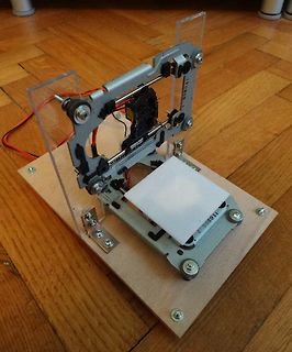 Mechanischer Aufbau auf Holzbrett mit Acrylglas