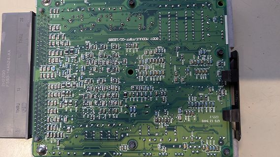 Foto einer Leiterplatte mit elektronischen Bauteilen