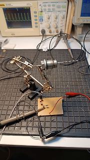 Elektronik-Messaufbau mit Oszilloskop und Lochrasterplatine