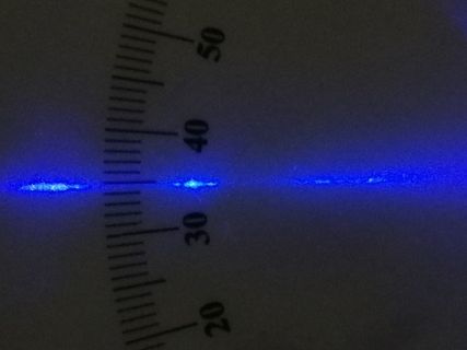 Blaues Licht auf einer Skala