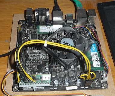 Computer-Mainboard mit CPU-Kühler und Anschlüssen