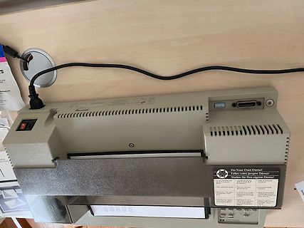 Rückansicht eines Plotters auf einem Holztisch