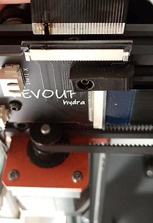 Detailaufnahme einer Elektronikplatine mit mechanischen Komponenten